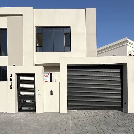 بوابات أمنية لمجمع سكني في النعيرية